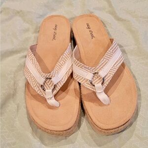 NWOB Easy Street Beige and White Women’s Slip On Thong Sandals 8.5 NARROW